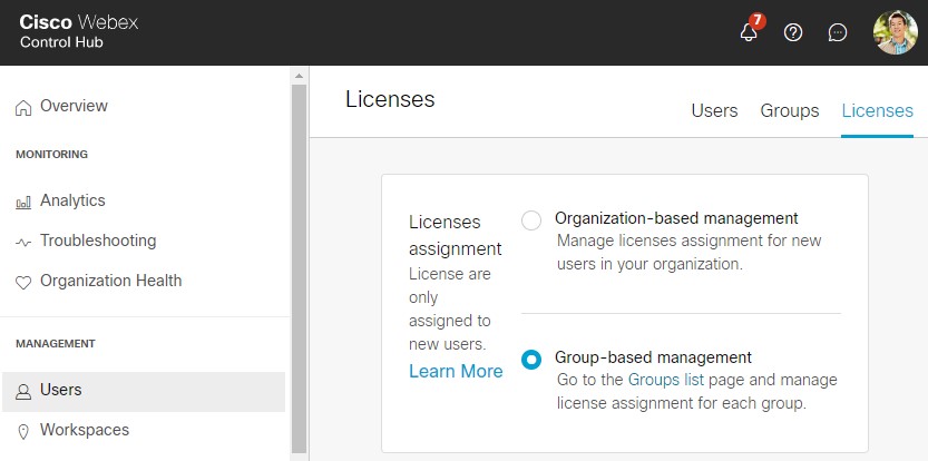 Снимок экрана страницы "Лицензии" в Control Hub, на котором отображается параметр выбора режима назначения лицензий.